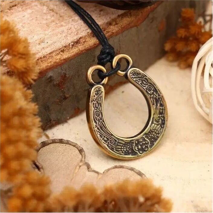 Internal formulas and symbols will help strengthen the horseshoe amulet